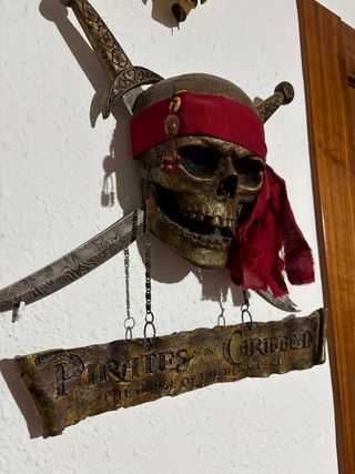 Calavera Piratas del Caribe con Espadas