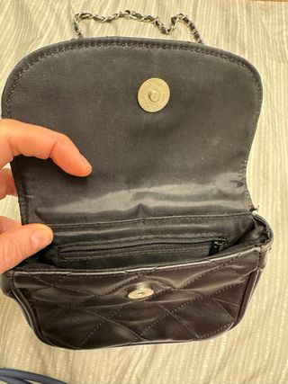 Bolso negro pequeño acolchado
