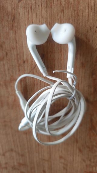 Auriculares Samsung con cable y estuche