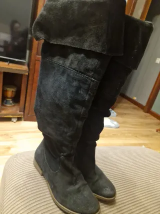 Botas altas piel serraje negro y otras en marrón