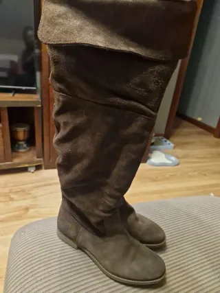 Botas altas piel serraje negro y otras en marrón