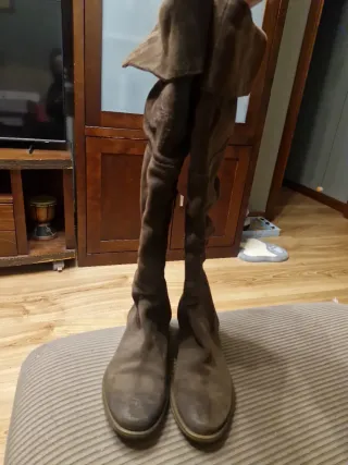 Botas altas piel serraje negro y otras en marrón