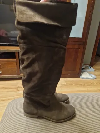 Botas altas piel serraje negro y otras en marrón