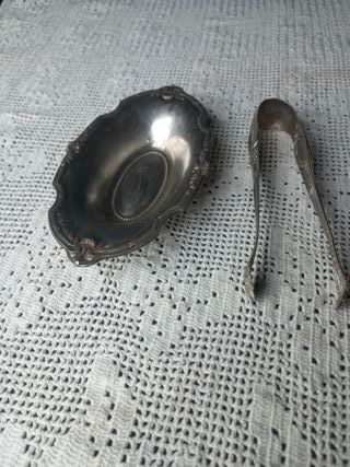 PEQUEÑA FUENTE  Y PINZAS ANTIGUAS