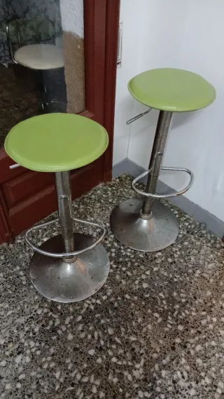 2 Taburetes Altos Verdes