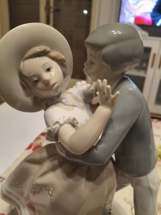Figura Lladro Porcelana Niños Bailando, tiene el d