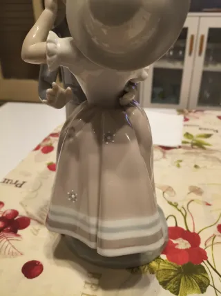 Figura Lladro Porcelana Niños Bailando, tiene el d