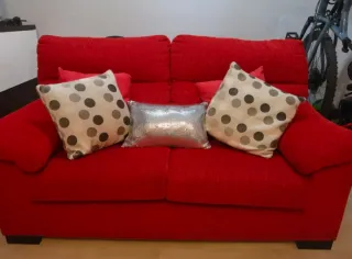 Sofá de dos plazas rojo