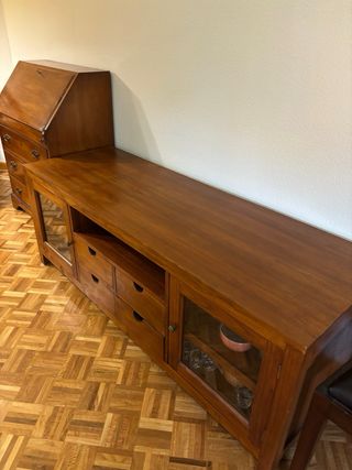 Mueble de salón de madera con vitrina