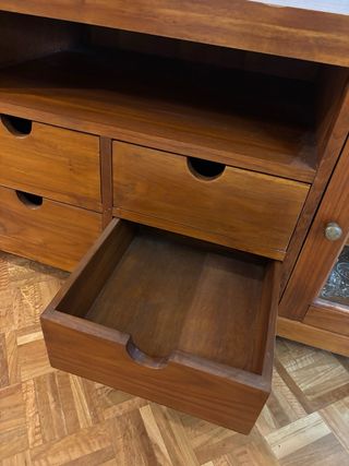 Mueble de salón de madera con vitrina