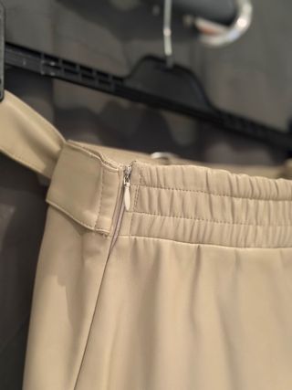 Falda corta cuero sintético beige