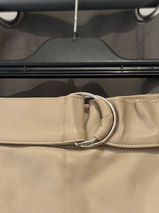 Falda corta cuero sintético beige