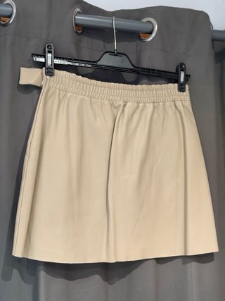 Falda corta cuero sintético beige