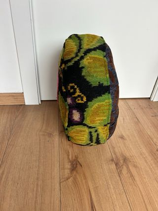 Pouf rotondo in lana con fiori