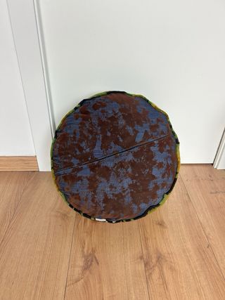 Pouf rotondo in lana con fiori