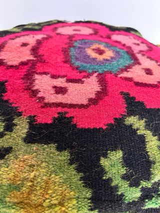 Pouf rotondo in lana con fiori