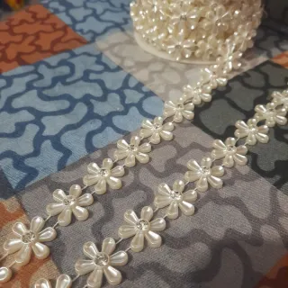 Adorno de perlas y pedrería