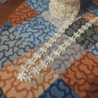 Adorno de perlas y pedrería