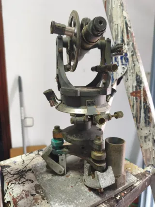 Teodolito antiguo de topografía