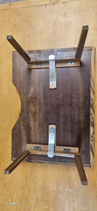 Bandeja antigua con patas decorada