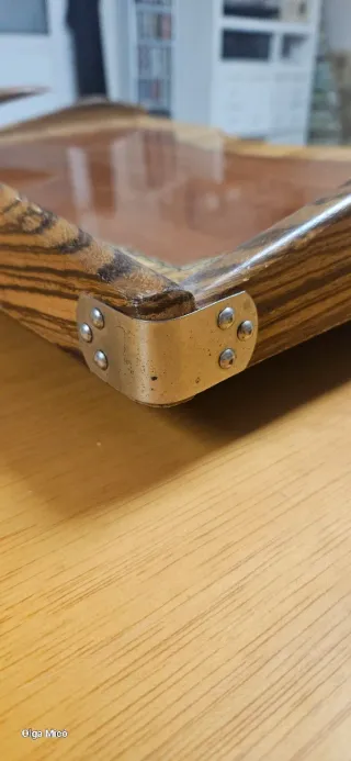 Bandeja antigua con patas decorada