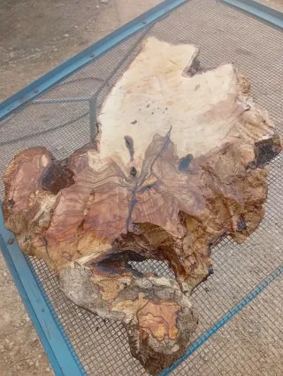 Tavolino in legno di ulivo