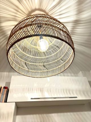 Lámpara de ratán colgante beige