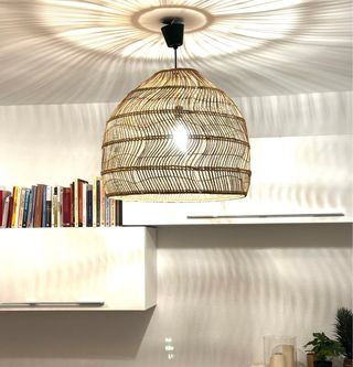 Lámpara de ratán colgante beige