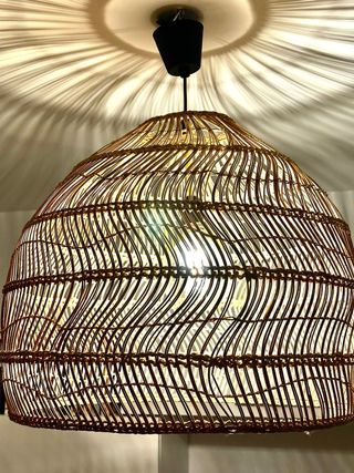 Lámpara de ratán colgante beige