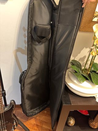 Bajo Squier Precision con soporte y funda
