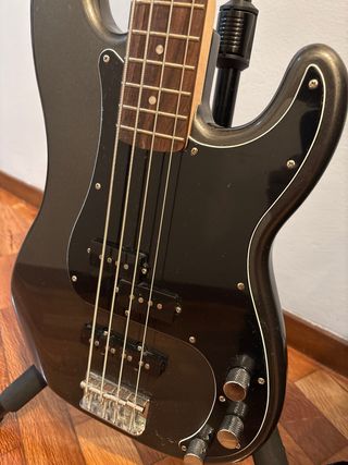 Bajo Squier Precision con soporte y funda