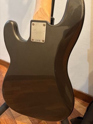 Bajo Squier Precision con soporte y funda