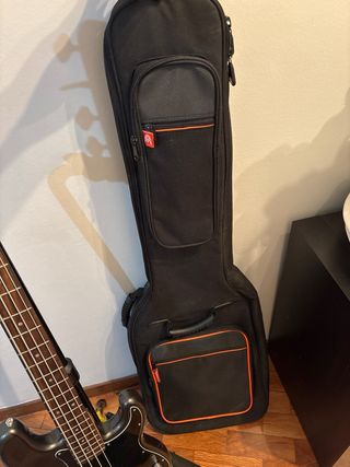 Bajo Squier Precision con soporte y funda