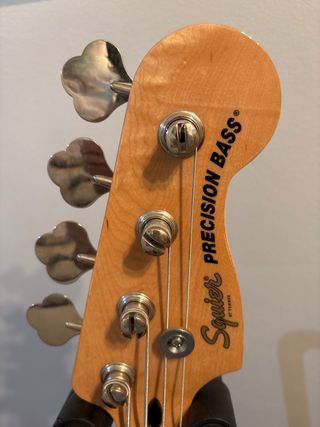 Bajo Squier Precision con soporte y funda