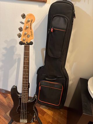 Bajo Squier Precision con soporte y funda