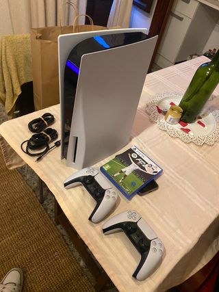 Consola PS5 con 2 mandos y FIFA 25