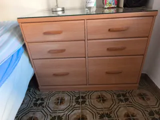 Cómoda madera con cristal