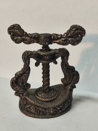 Schiaccianoci antico in ferro decorato