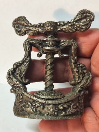 Schiaccianoci antico in ferro decorato