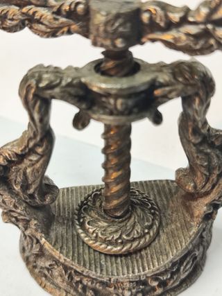 Schiaccianoci antico in ferro decorato