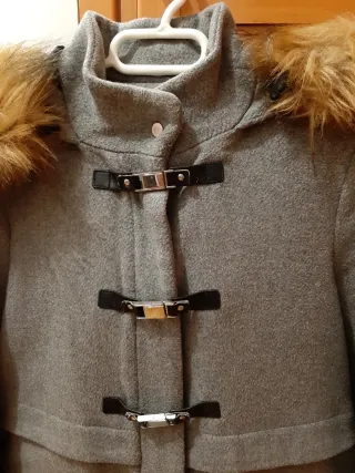 Trenca Zara gris con capucha y pelo