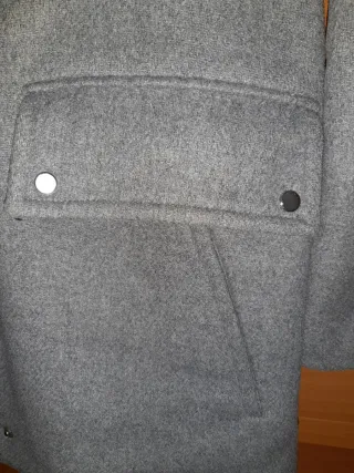 Trenca Zara gris con capucha y pelo