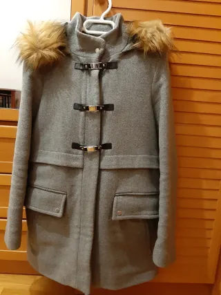 Trenca Zara gris con capucha y pelo