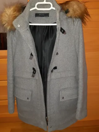 Trenca Zara gris con capucha y pelo
