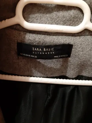 Trenca Zara gris con capucha y pelo