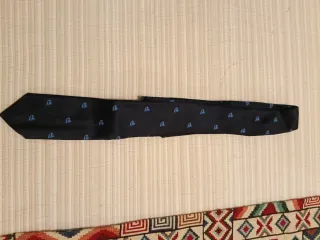 Corbata negra con estampado azul