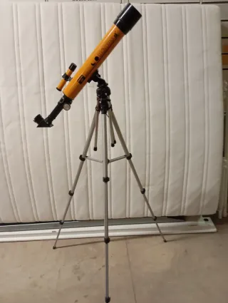Telescopio astronomico arancione