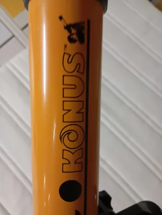 Telescopio astronomico arancione