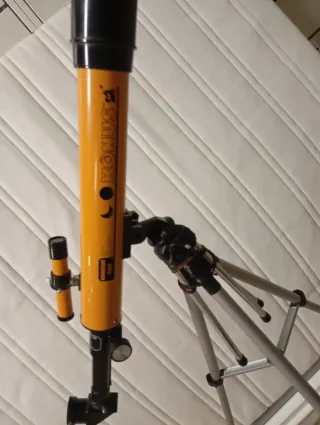 Telescopio astronomico arancione