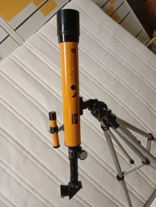 Telescopio astronomico arancione